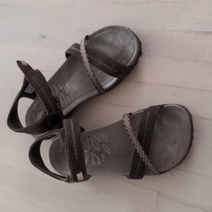 Merrell size 9 brown sandals